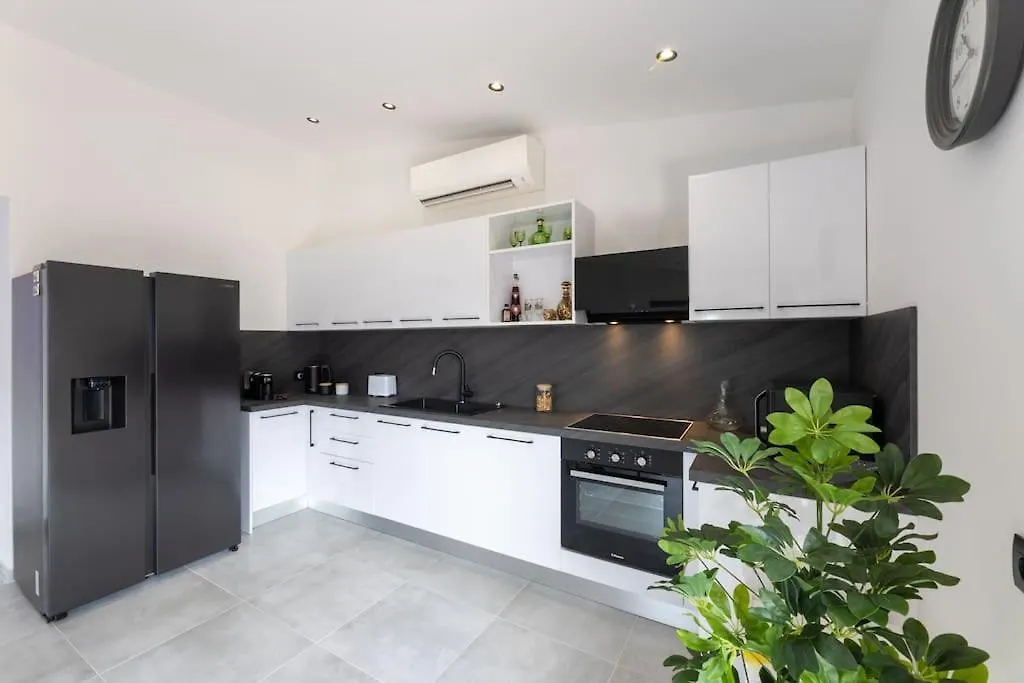 Apartment Ozzy Kastela 0*,